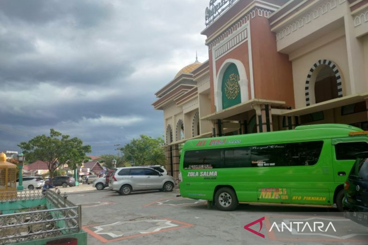 Pemudik arus balik di Kalsel manfaatkan masjid sebagai "rest area"