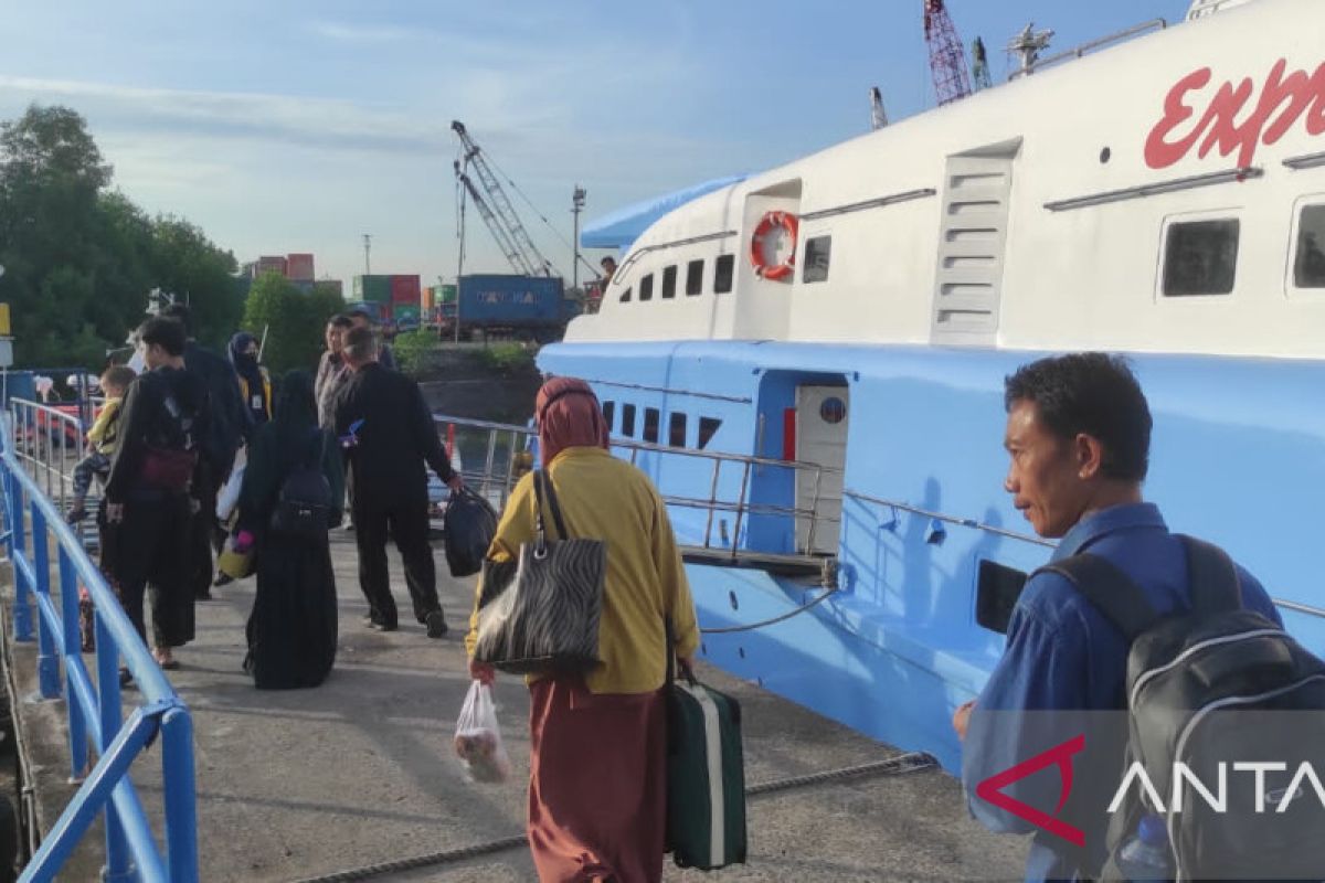 H+3, penumpang kapal Express Bahari 3 Belitung-Pangkal Balam naik
