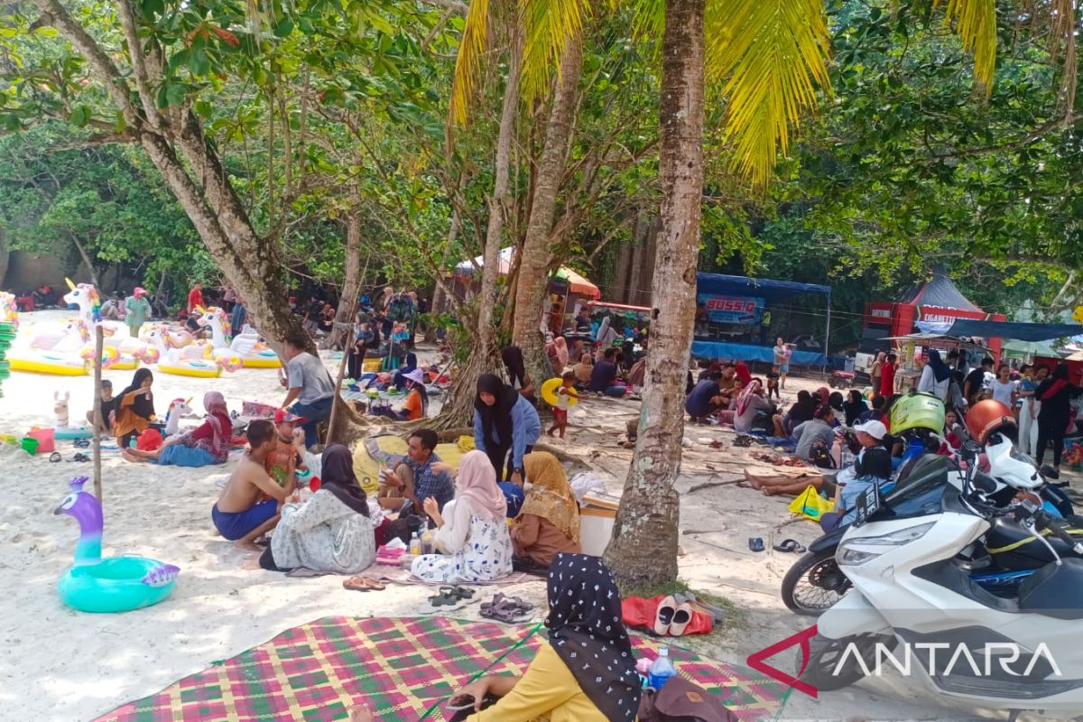 Masyarakat padati kawasan wisata pantai Tanjung Tinggi Belitung