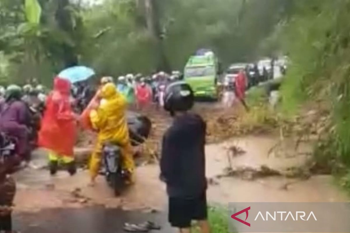 Hujan deras, jalur selatan Cianjur tertutup sementara akibat longsor