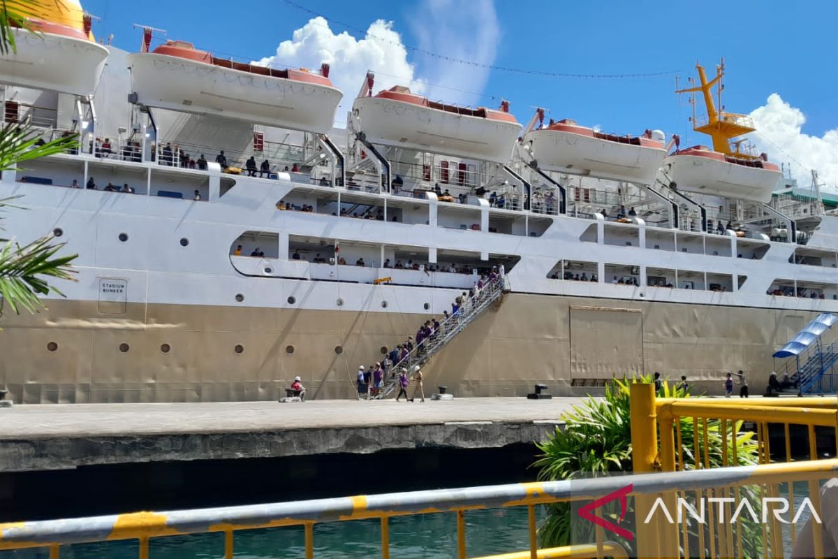 Arus balik di pelabuhan Ambon masih sepi