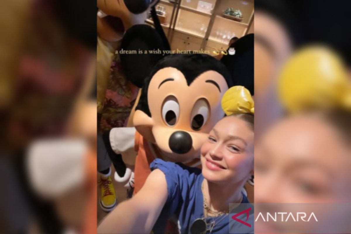 Gigi Hadid bagikan keseruan hari ulang tahunnya di Disney World