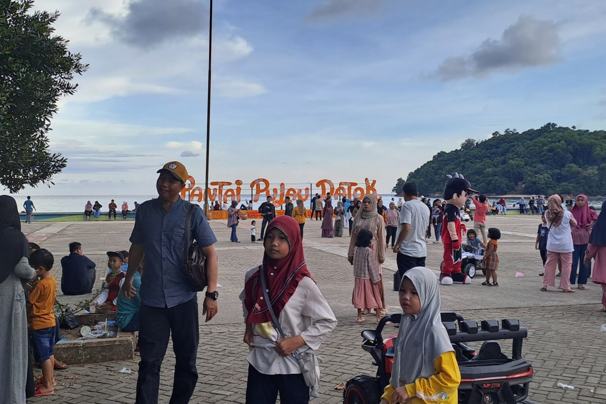 22 ribu orang padati Pantai Pulau Datok