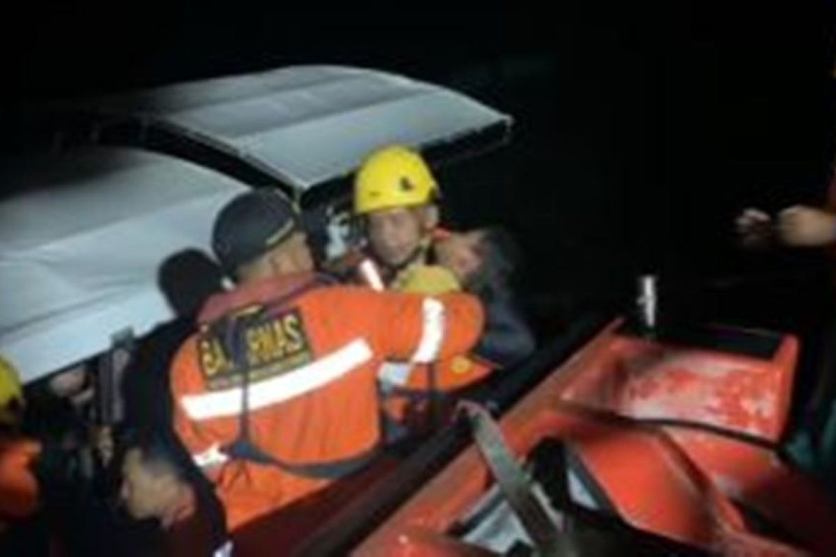 Tim SAR evakuasi 23 penumpang kapal wisata di Bengkalis