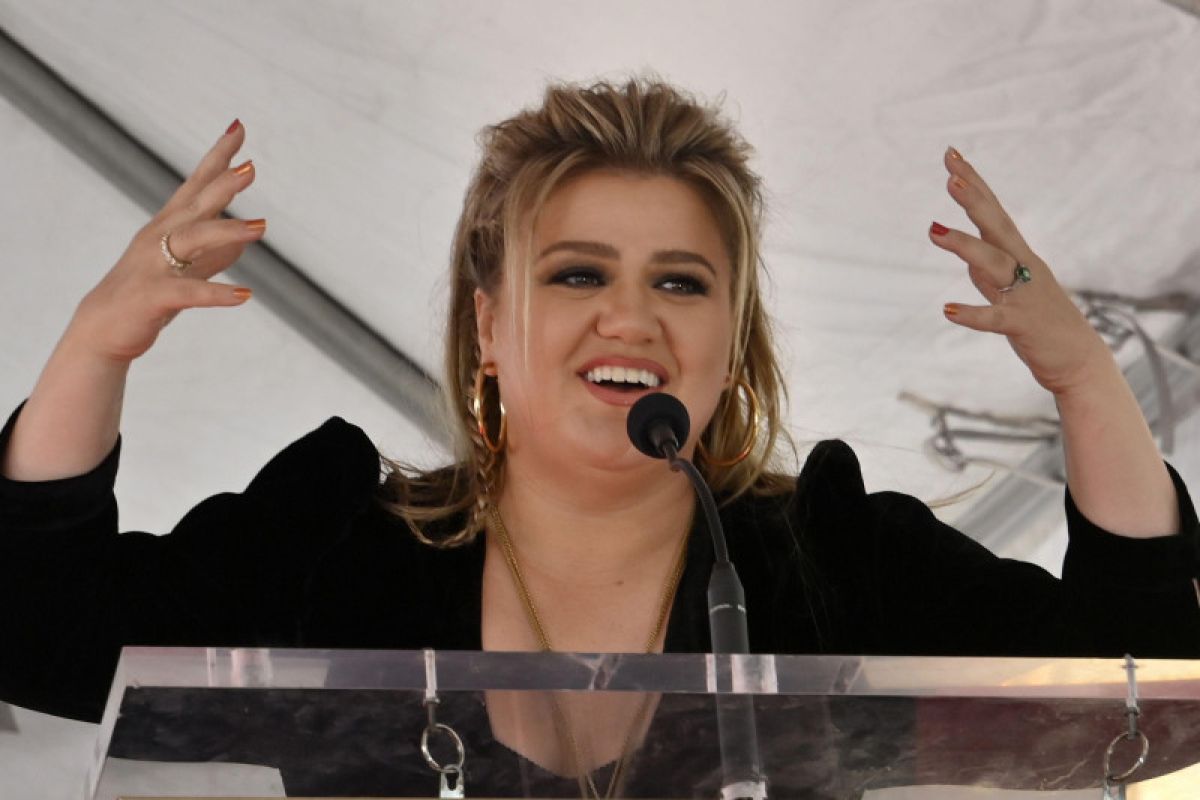 Rayakan ultah, Kelly Clarkson bawakan lagu spesial untuk penggemar