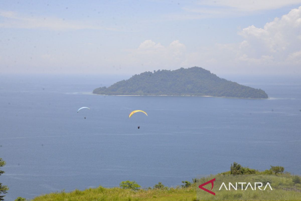 Atlet paralayang atraksi "fun fly" promosikan wisata Gorontalo Utara