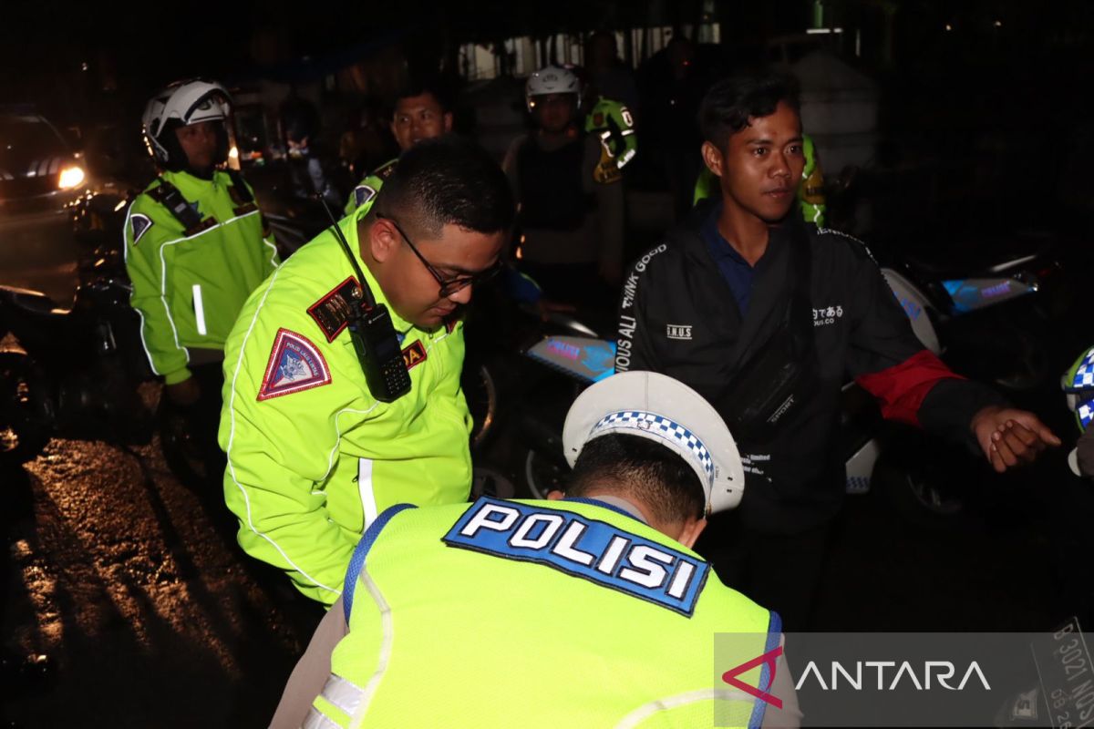 Polisi bubarkan sekelompok pemuda nongkrong di jalan protokol Sukabumi