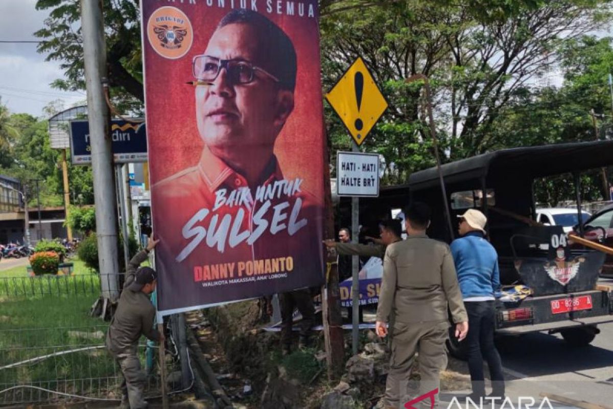 Bapenda Makassar menertibkan reklame di ruas jalan protokol