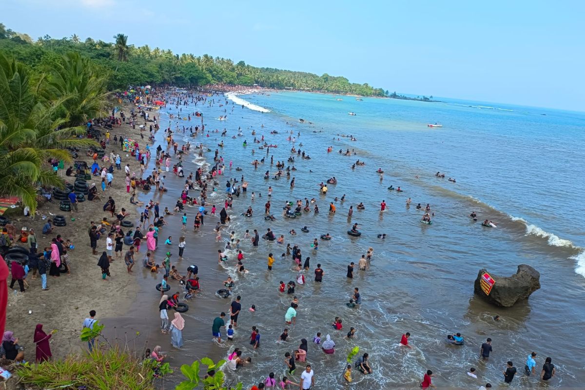 Libur Lebaran, Pengunjung Pantai Anyer-Cinangka Meningkat