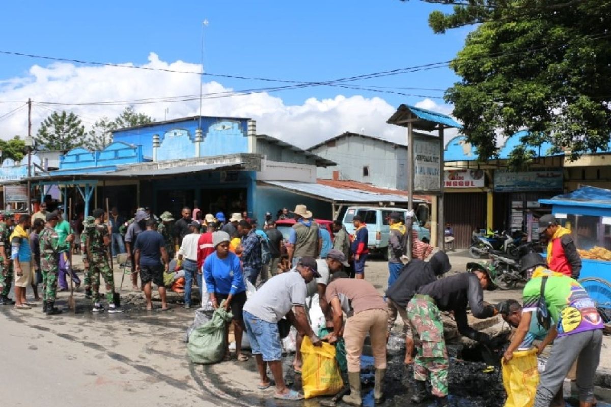 Kodim Jayawijaya bersama warga bersihkan jalanan Kota Wamena