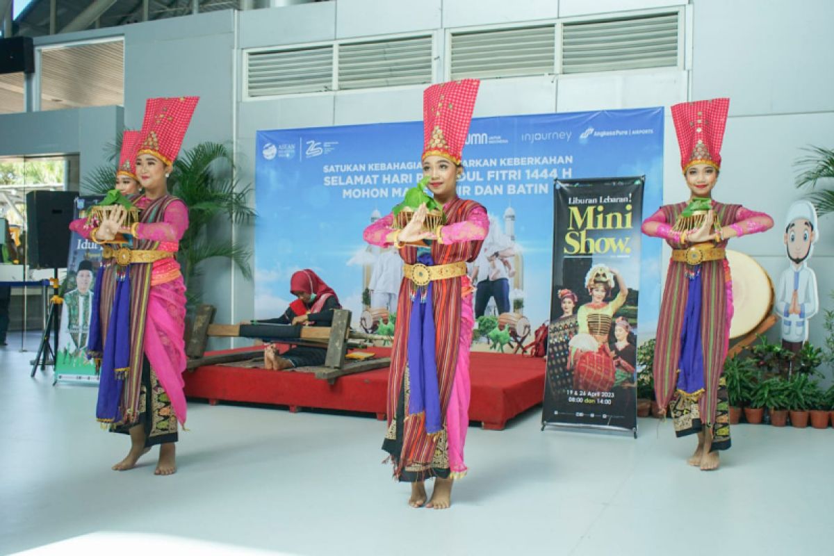 Tari Kembang Sembah hibur pemilir di Bandara Lombok