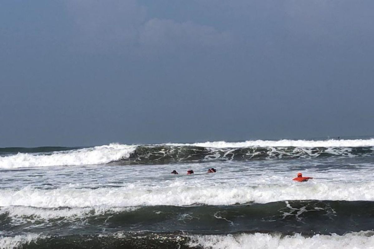 Tiga wisatawan terseret ombak Pantai Parangtritis satu orang dalam pencarian