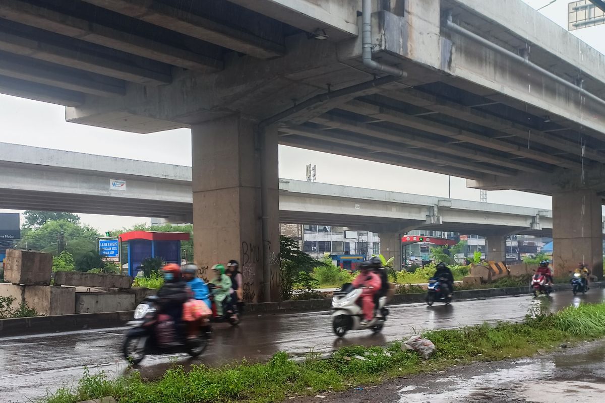 Pergerakan pemilir sepeda motor di Kalimalang masih landai hingga sore