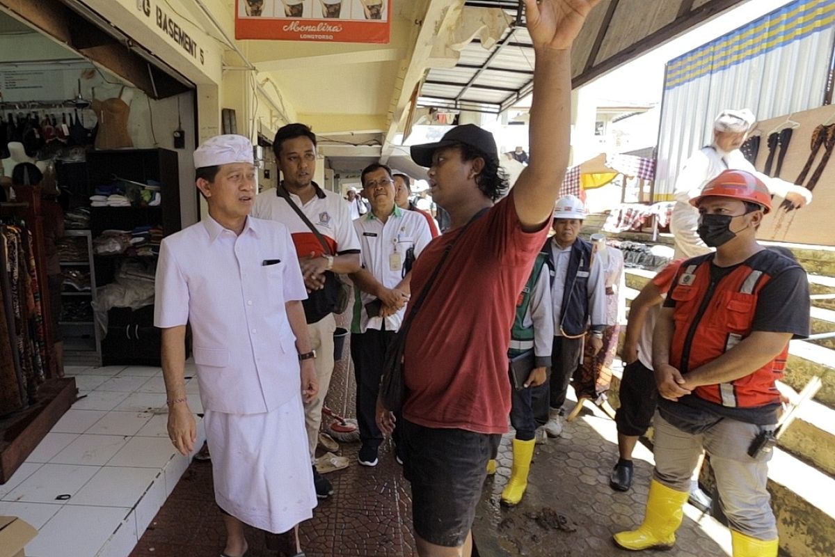 Bupati ganti kerugian pedagang akibat banjir di Pasar Seni Klungkung
