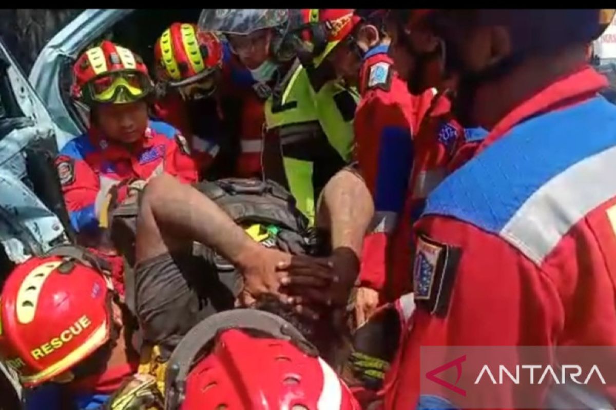 Petugas Gulkarmat Jaktim evakuasi penumpang Jaklingko yang terjepit