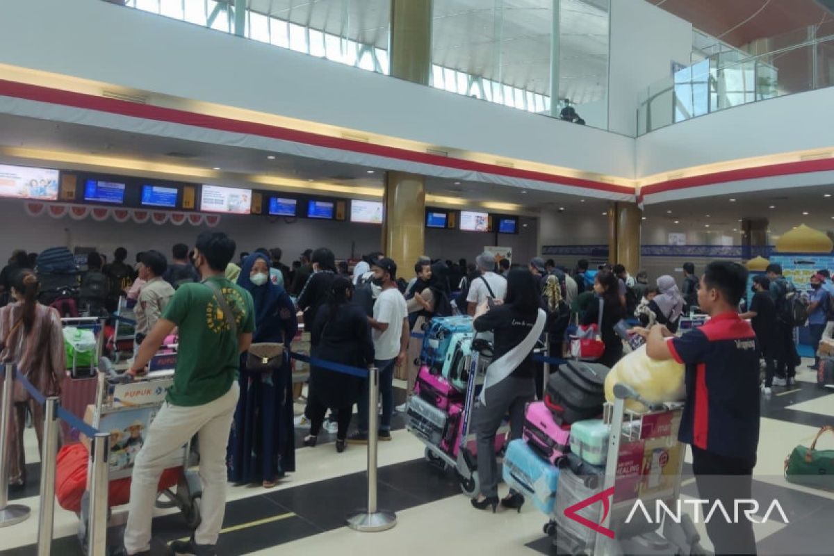ARUS BALIK- Jumlah penumpang di  Bandara APT Pranoto naik enam persen