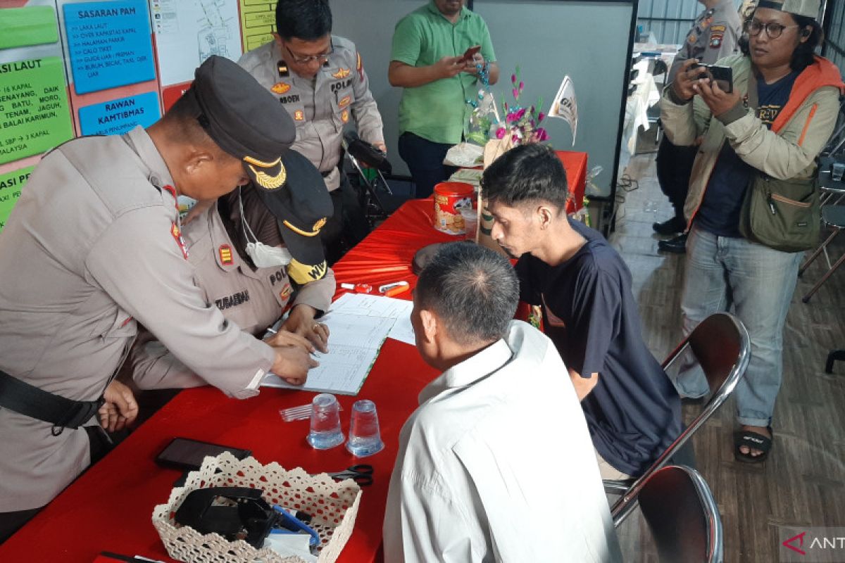 Warga Tanjungpinang lapor ke posko, tunangannya meninggal dalam kapal Evelyn Calisca 01 yang terbalik