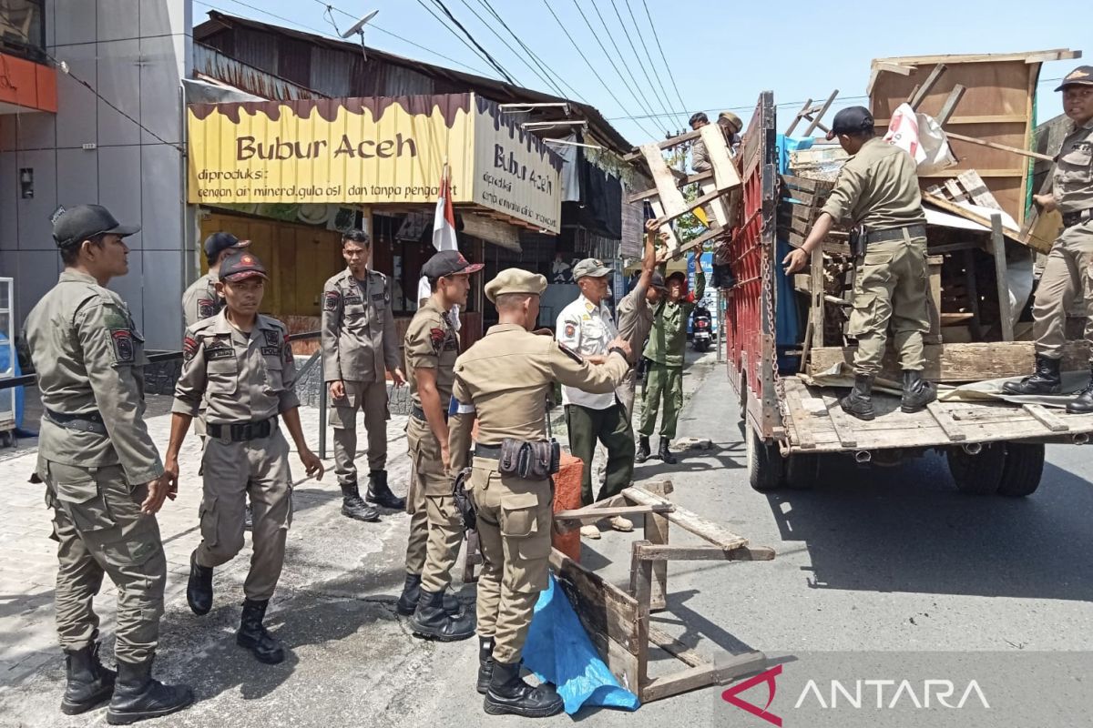 Satpol PP Aceh Barat tertibkan belasan lapak liar di Meulaboh