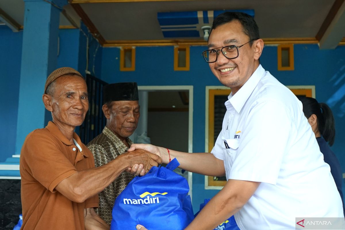 Bank Mandiri serahkan 1.500 paket sembako di Kabupaten Gorontalo