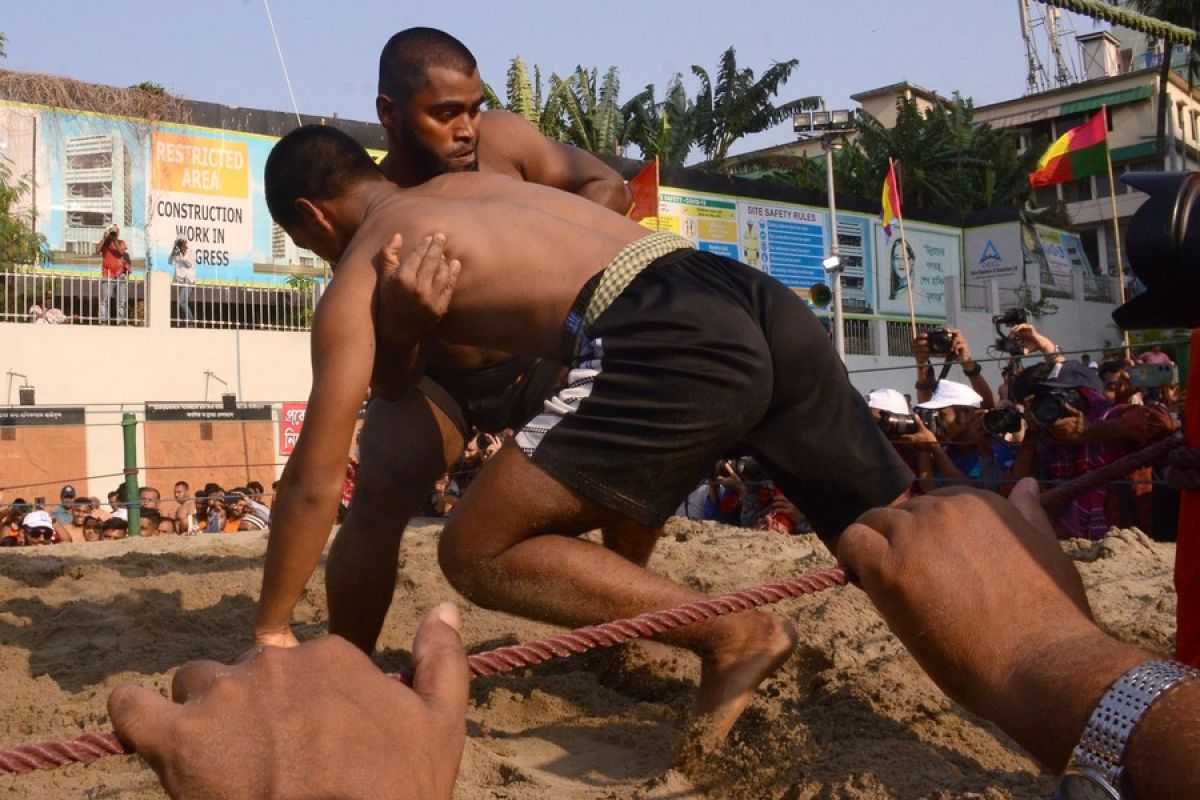 Menilik keseruan kompetisi gulat tradisional di Bangladesh