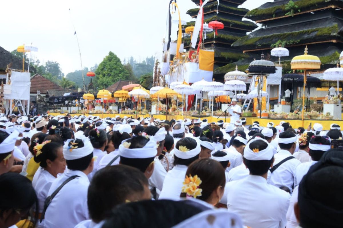 Gubernur Bali: Fasilitas baru alasan tingginya minat ke Pura Besakih