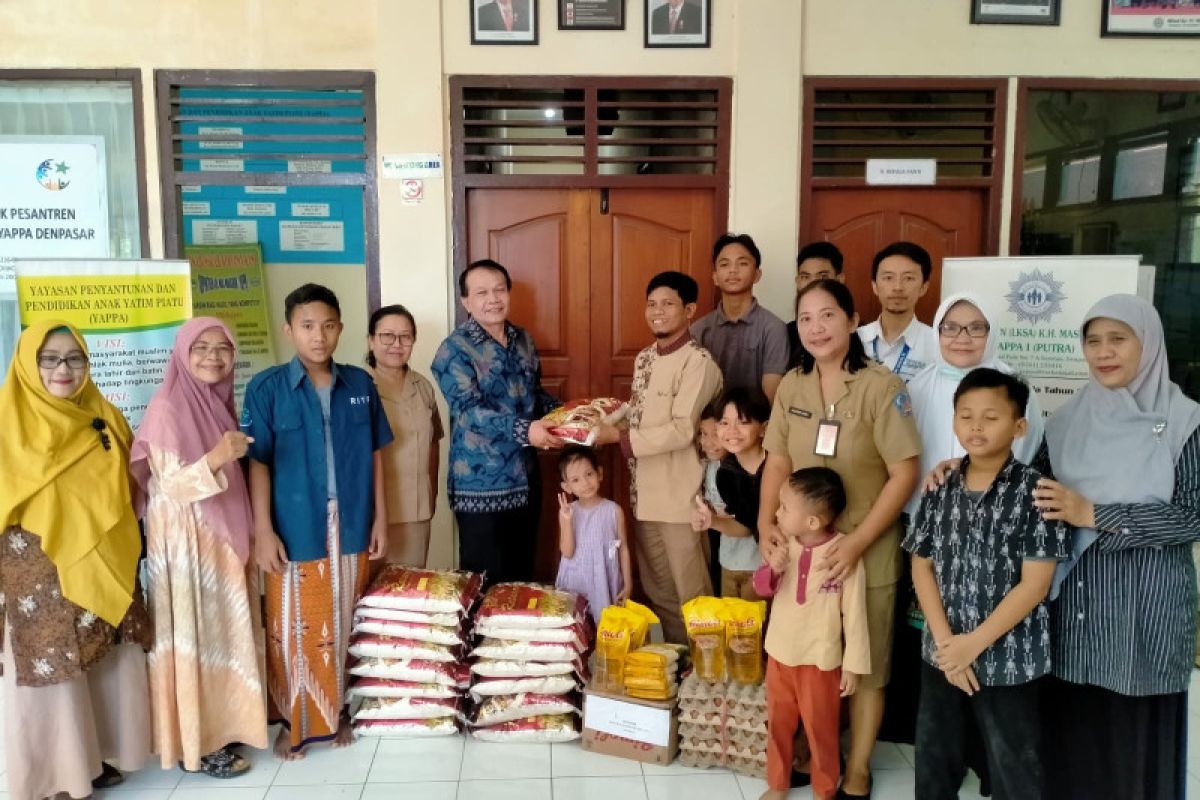 Dinsos P3A Bali peringati hari otonomi dengan serahkan bantuan ke LKSA