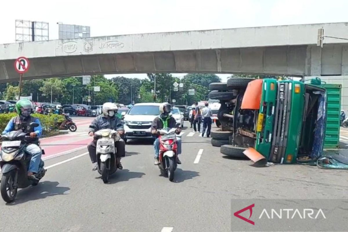 Truk kontainer bermuatan gula pasir terguling di Pulogadung