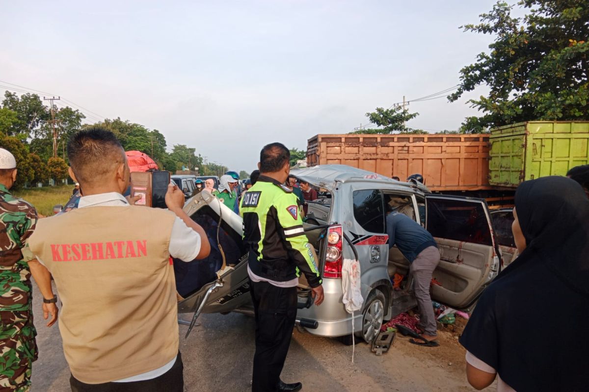 Parkir di tepi jalan, polisi turut periksa supir truk yang ditabrak satu keluarga di Kubang Raya