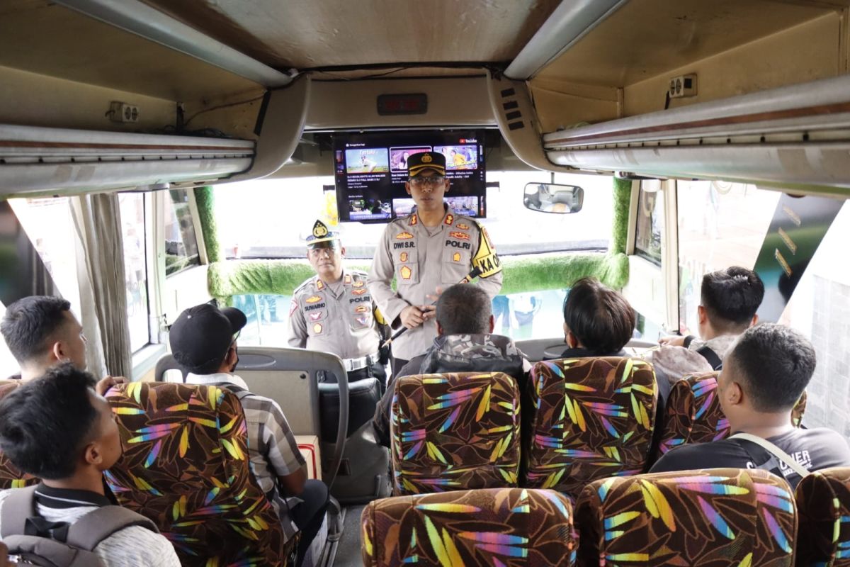 Polres Situbondo fasilitasi armada bus balik gratis warga kepulauan Madura