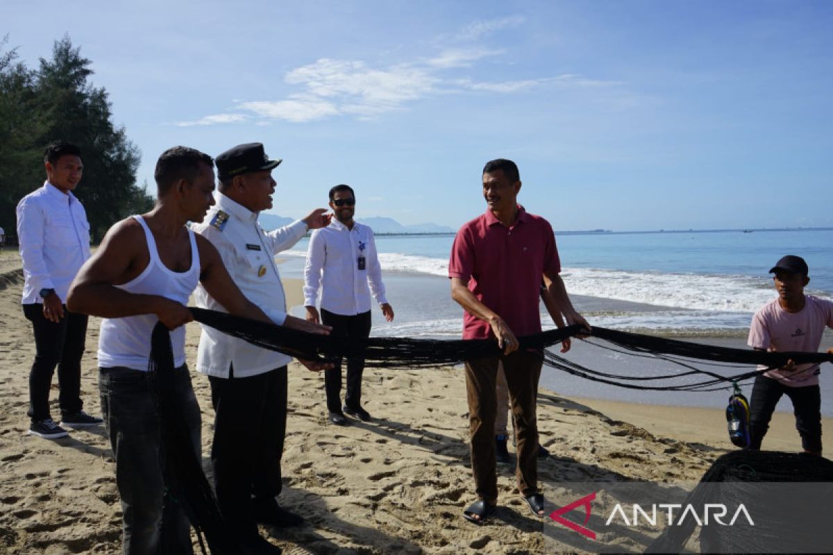 Pj Bupati Abdya ajak gotong-royong nelayan kurangi sampah kayu di laut
