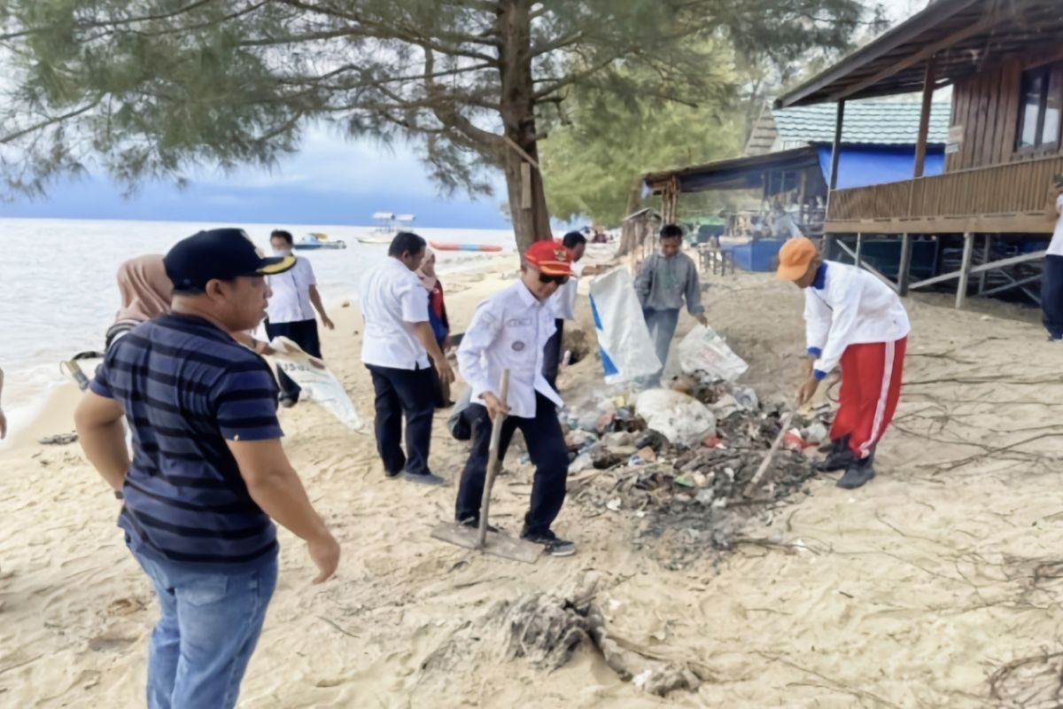Warga bantu pemerintah sisir sampah di Pantai Ujung Pandaran