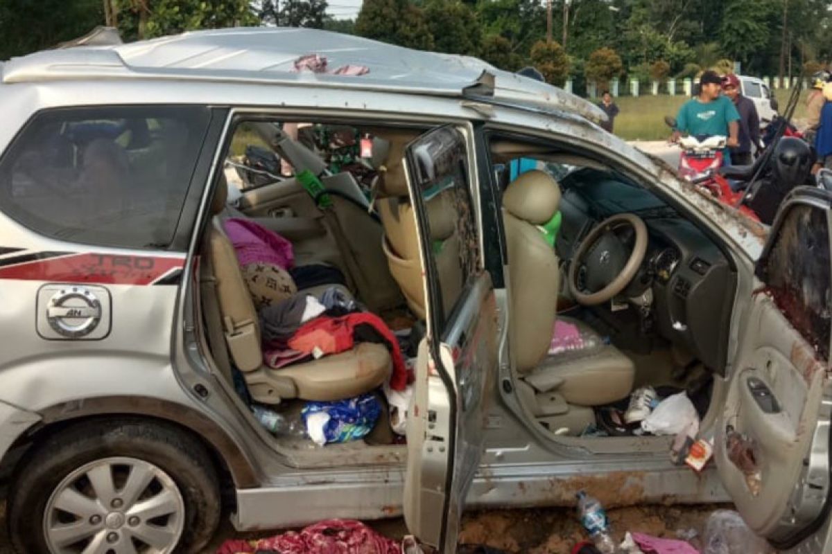 VIDEO - Tabrak truk parkir, tiga orang tewas di depan SMA Plus Riau