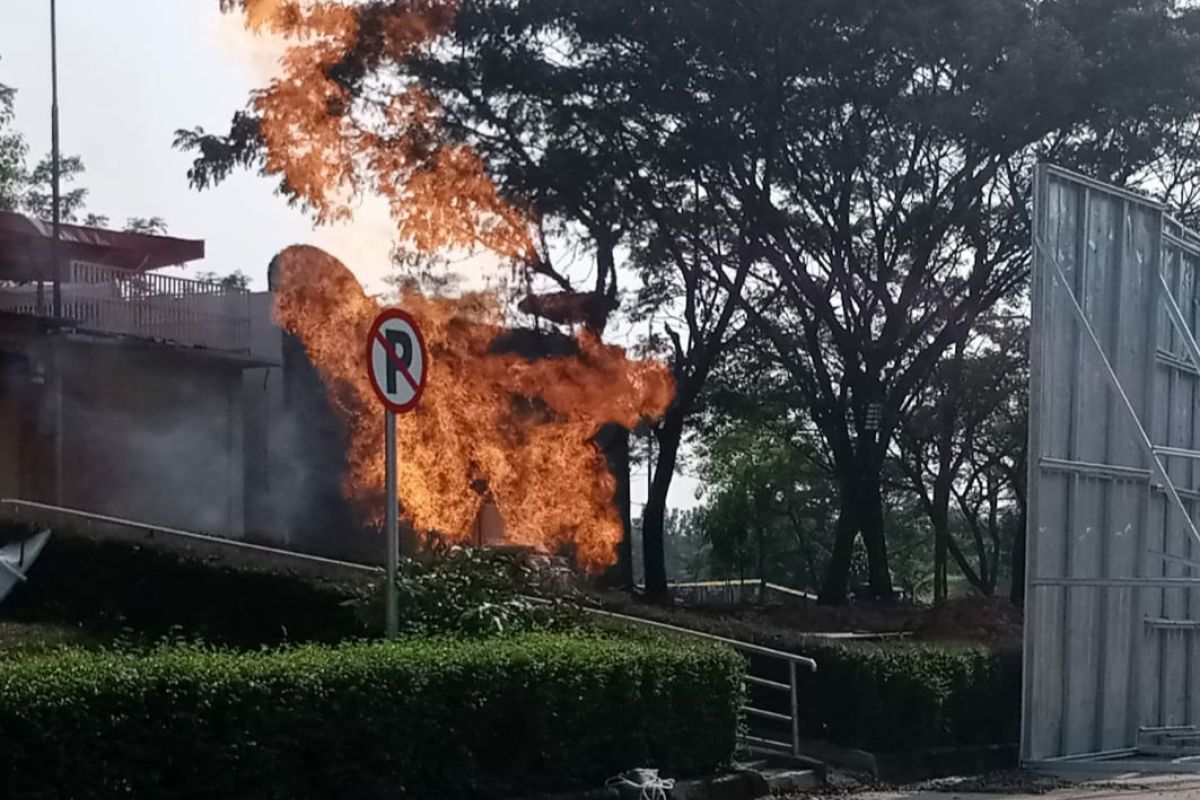 Pengelola masih lakukan pemadaman kobaran api yang menyembur di rest area KM 86 B Tol Cipali