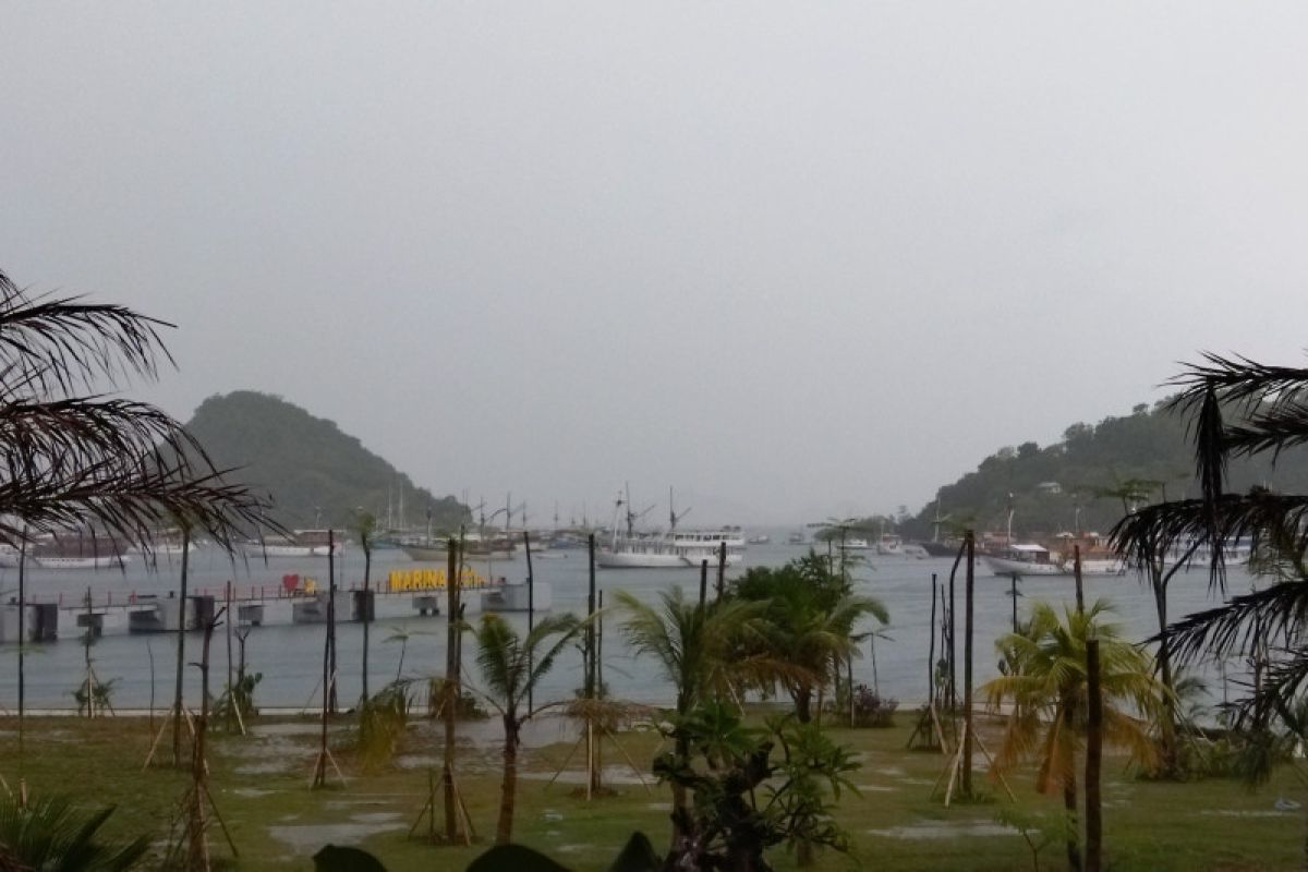 BMKG imbau kapal wisata waspada hujan dan angin kencang di Labuan Bajo