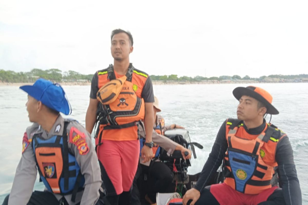 Tim SAR cari dua wisatawan yang hilang terseret ombak di Garut