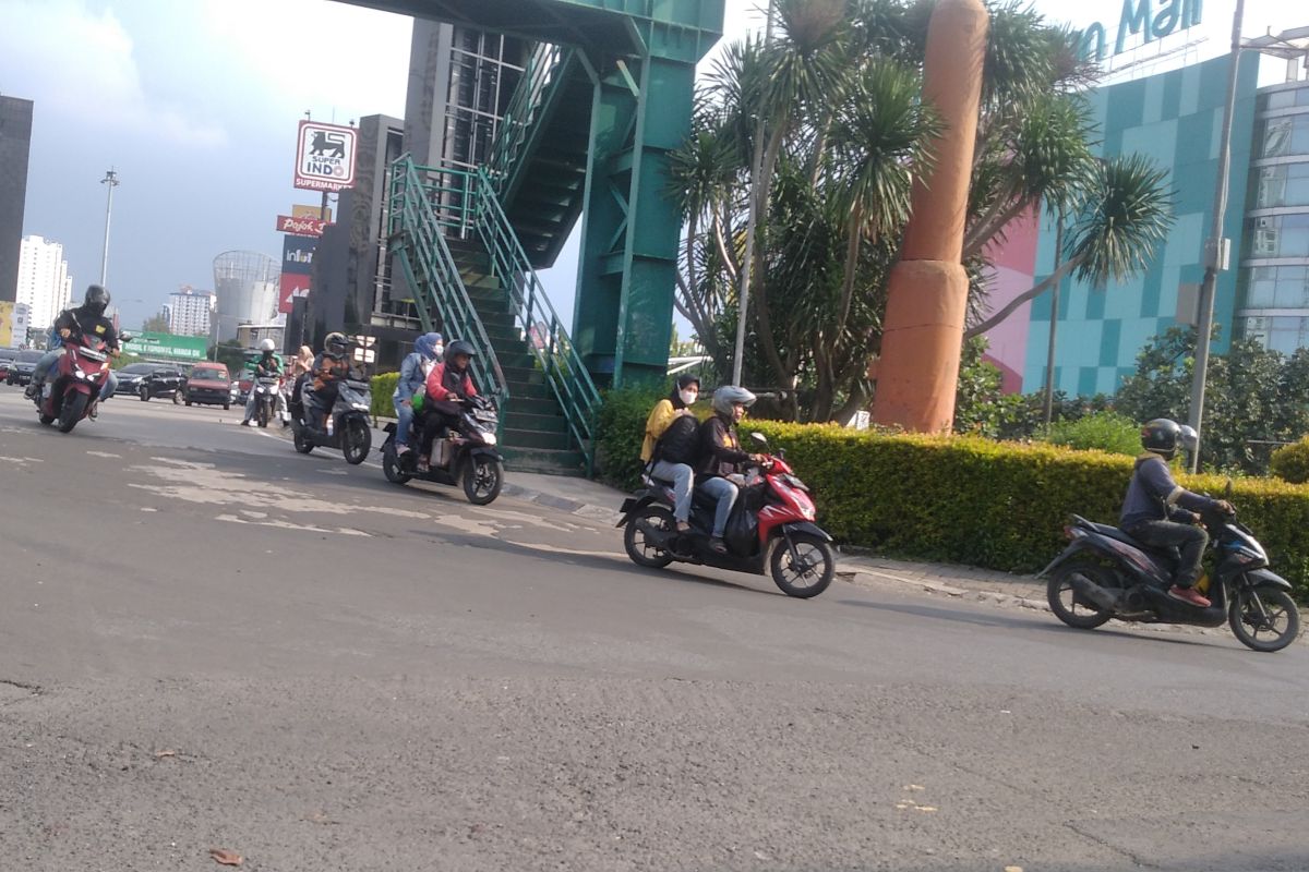 Arus balik sepeda motor menuju Jakarta via Kalimalang stabil