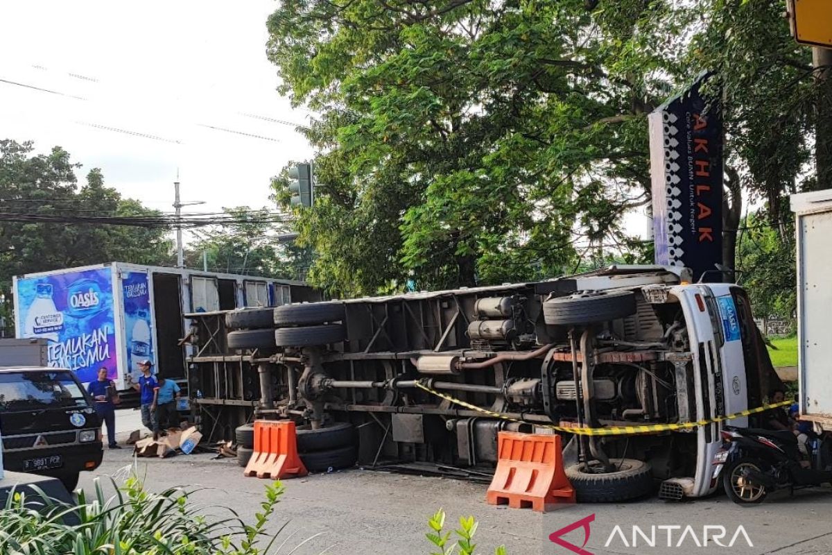 Truk bermuatan air mineral terguling karena hindari pengendara motor