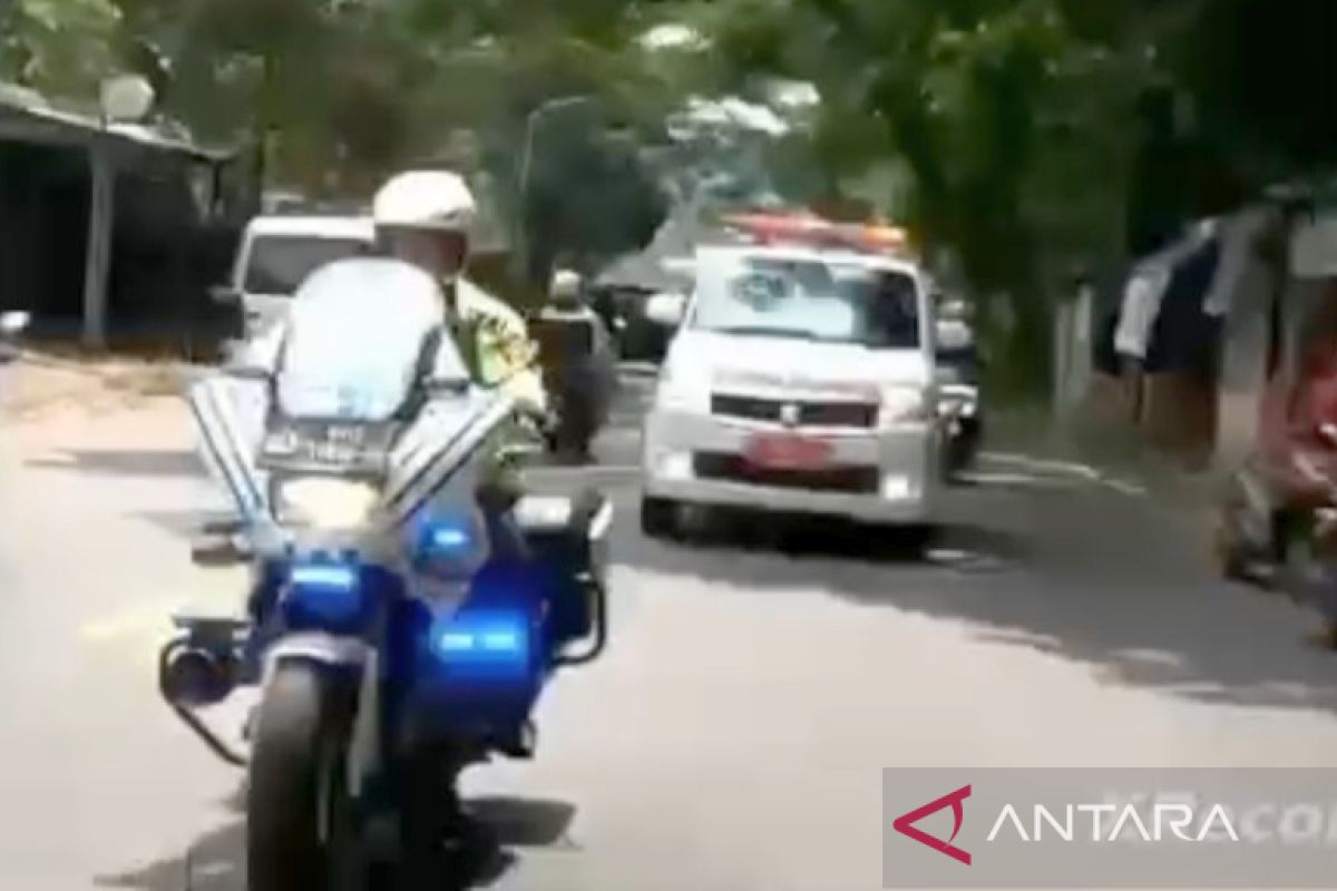 Anggota Polres Bogor mengawal ambulans terjebak di Jalur Puncak Bogor