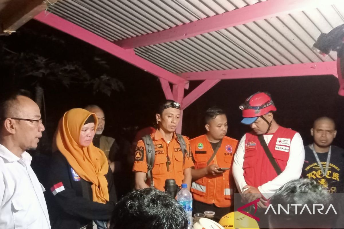 PMI Sukabumi bantu cari pelajar terseret arus sungai Cibeureum