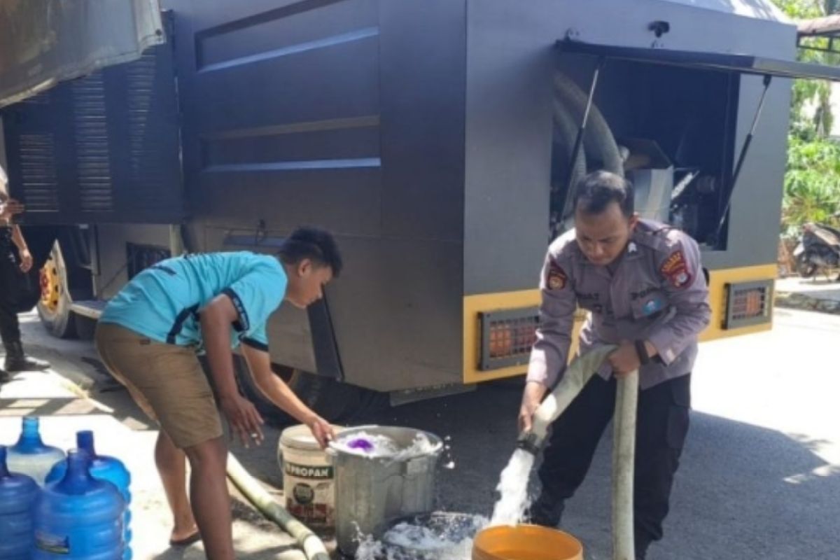 Polres Nunukan membantu pasokan air bersih ke masyarakat