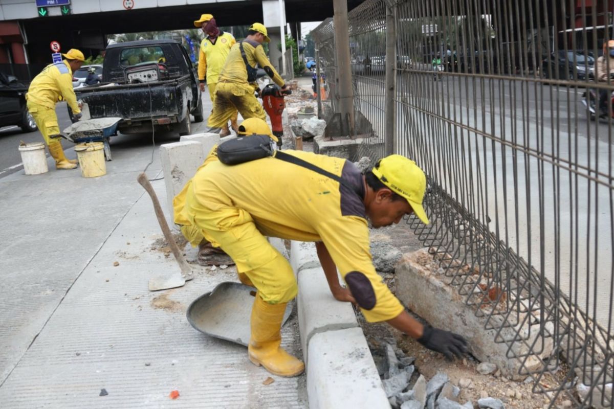Pemkot Jaksel pasang kanstin untuk perbaiki jalan Metro Pondok Indah