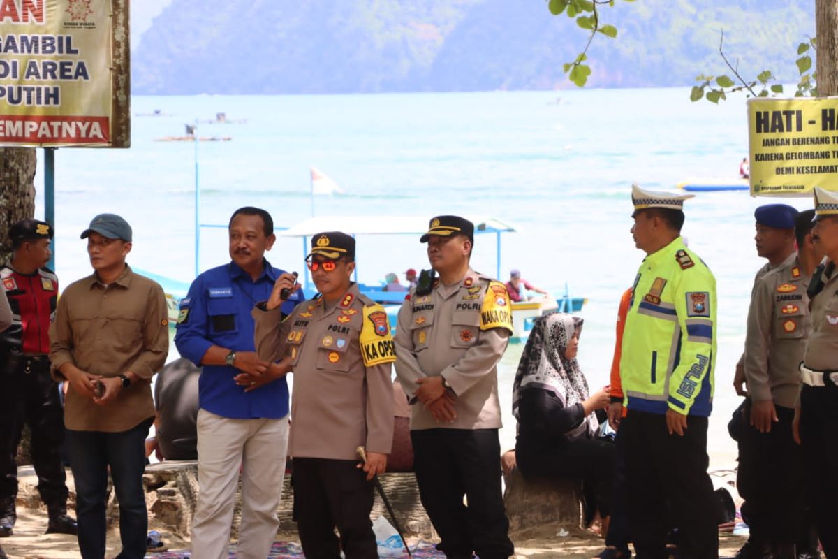 Polres Trenggalek tingkatkan pengawasan keselamatan wisatawan di pantai