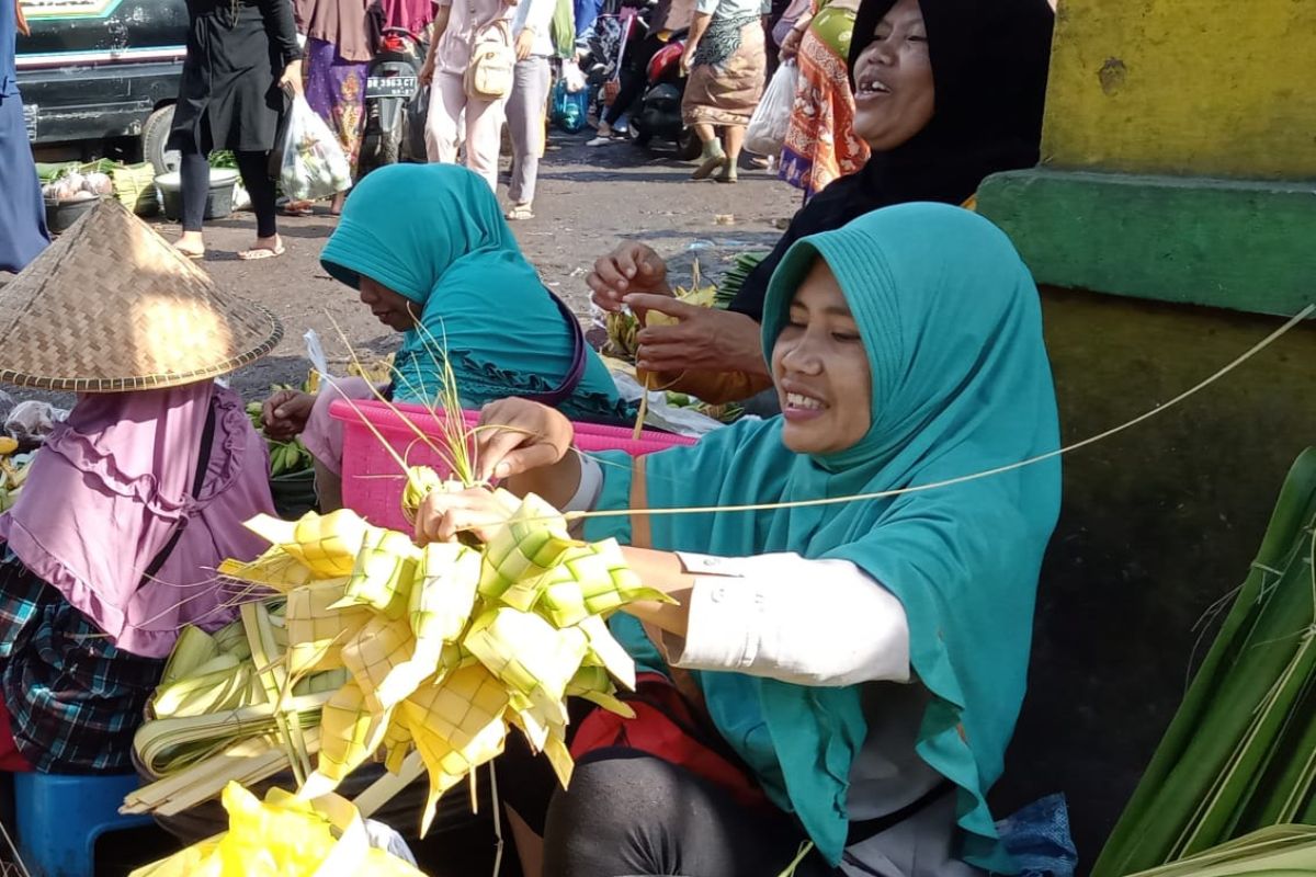 Mataram gelar lomba "dulang saji tupat" semarakkan Lebaran Topat