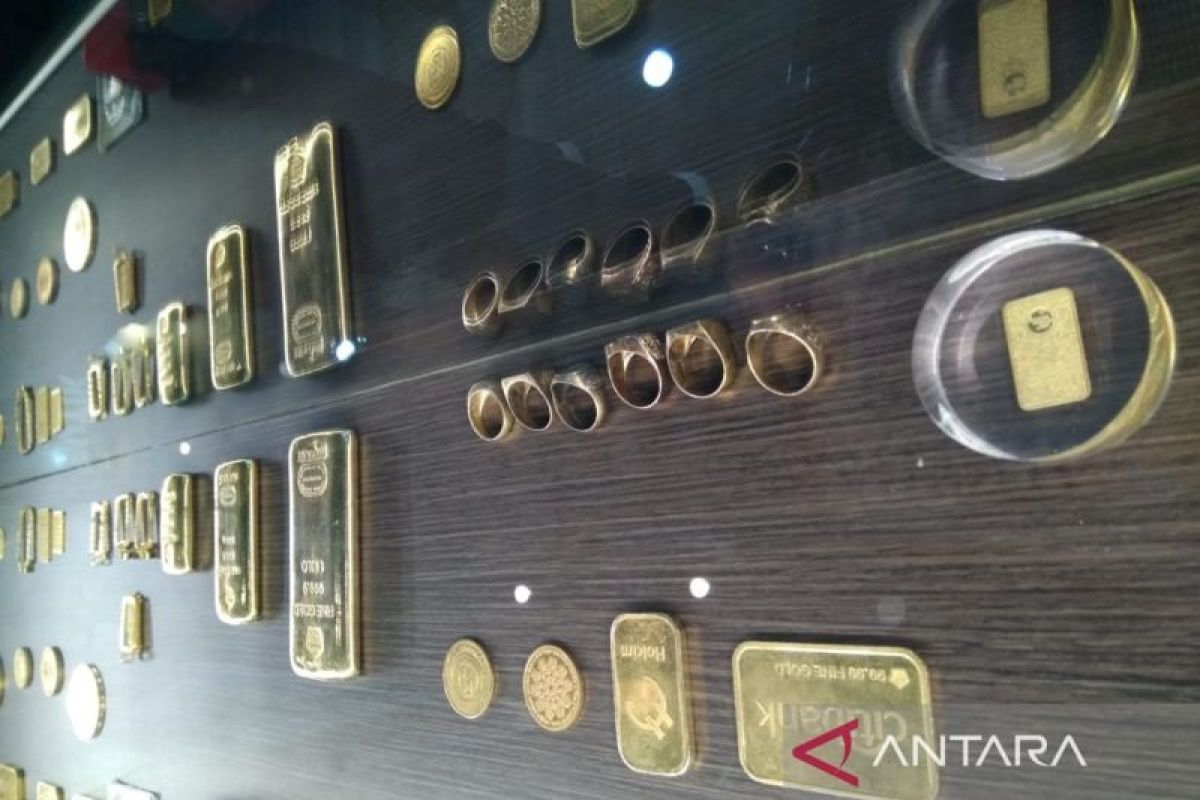 Harga emas Antam hari ini naik Rp15.000 per gram