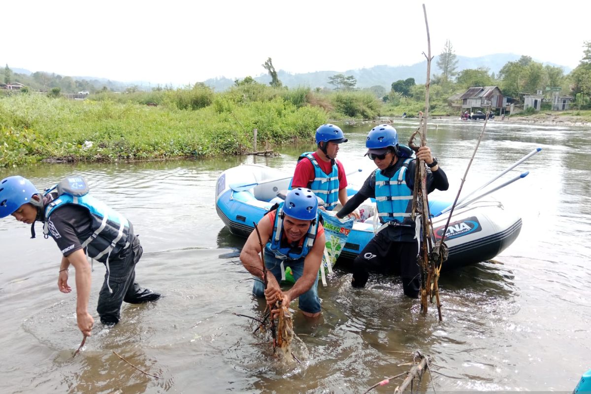 Pegiat lingkungan pungut sampah plastik di DAS Peusangan Aceh Tengah