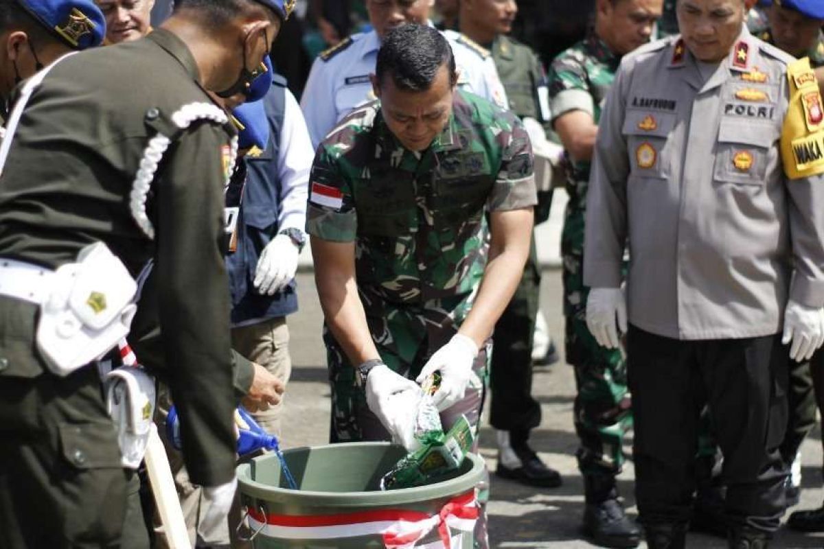 Kodam Tanjungpura musnahkan 12 kilogram sabu dari Malaysia