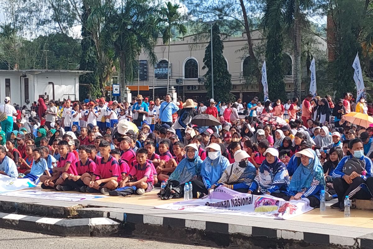 Sekolah di Kota Sorong semarakkan Hardiknas 2023 lewat jalan sehat