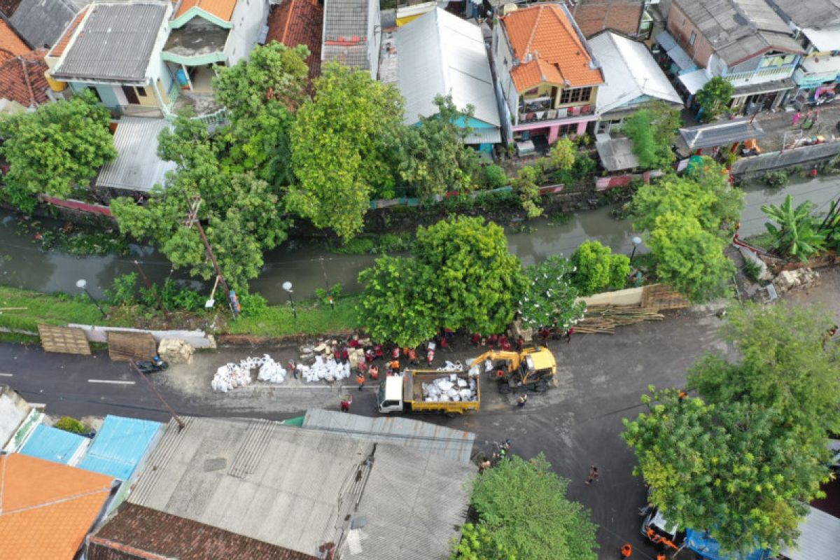 DSDABM: Tanggul jebol penyebab banjir di Mayjen Sungkono Surabaya