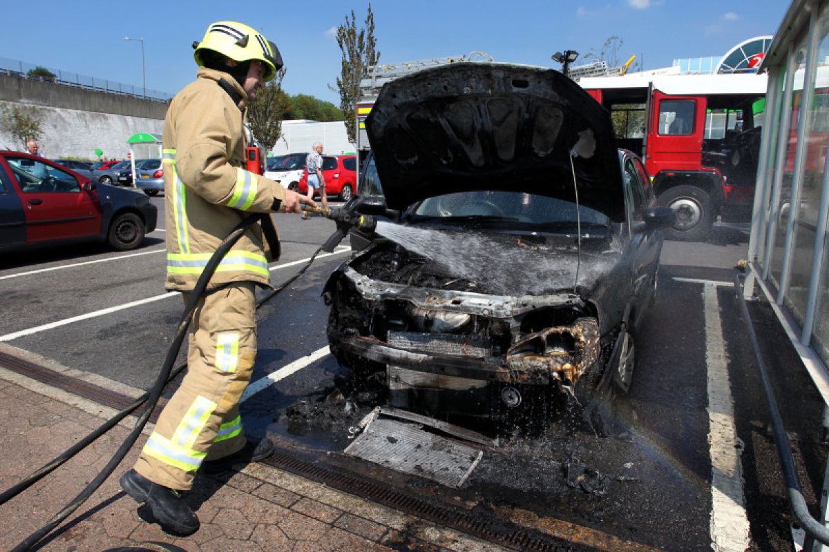 Pengamat otomotif sebut hindari parkir terbuka mencegah mobil terbakar