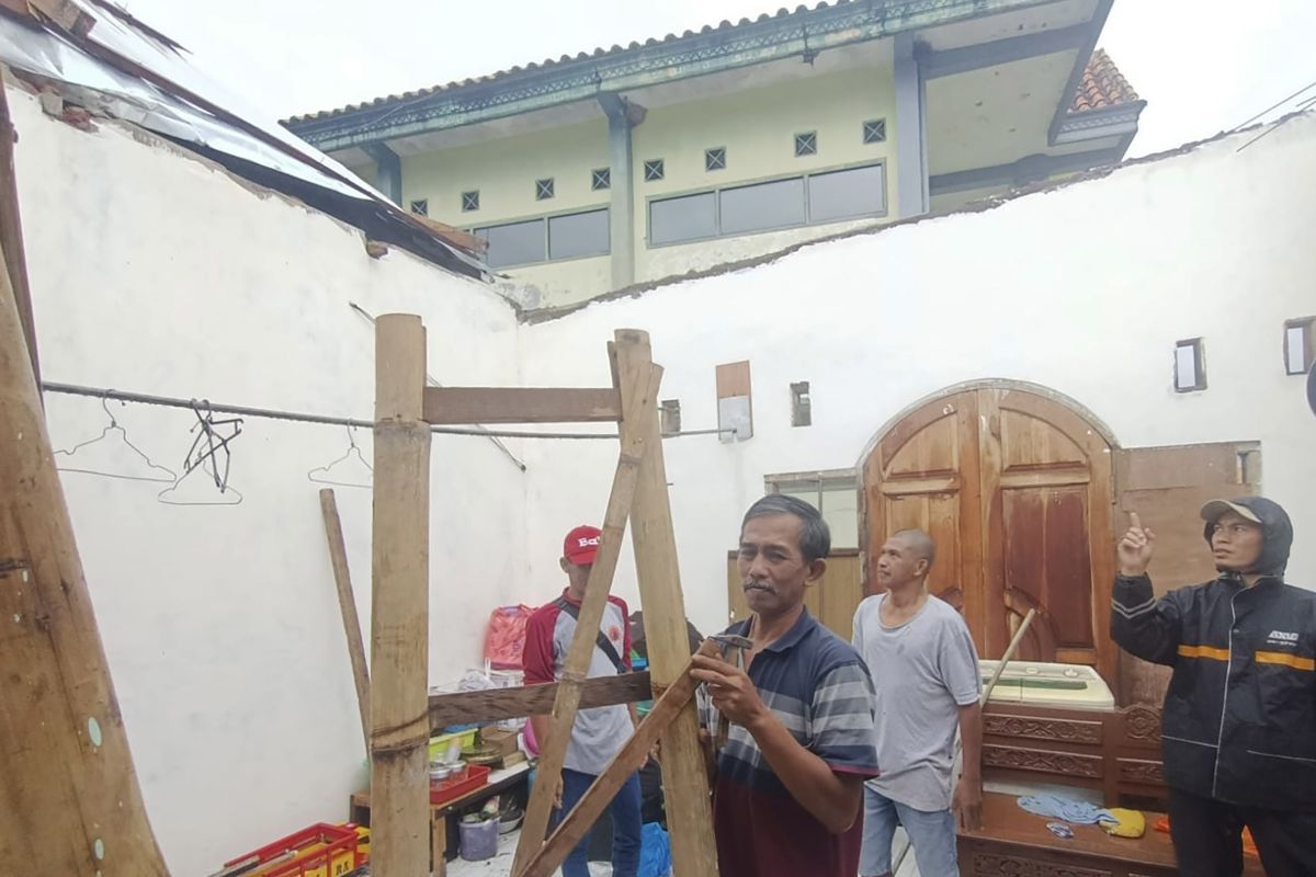 Sejumlah rumah rusak dilanda angin kencang di kota Batu